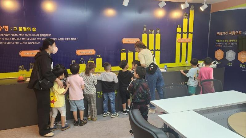 군포도시공사, 관내 어린이집대상 새활용타운 업사이클 홍보관 견학 및 체험 진행.jpg